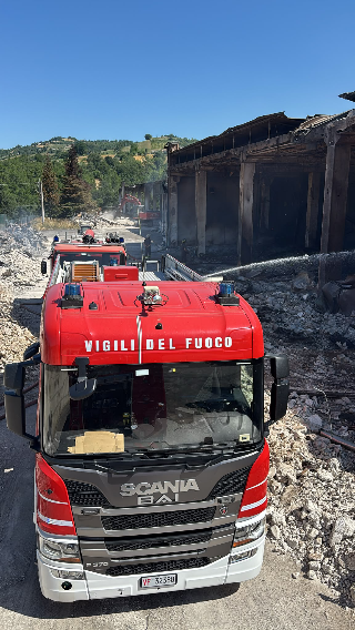 Colledara - Rogo Lazzaroni verso spegnimento: riaperto accesso all’area industriale